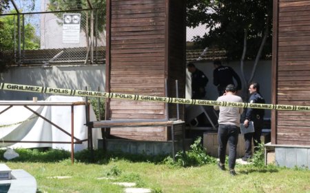 Antalya’da Parkta Ağır Koku Alarmı: Reklam Panosunun İçinden Tanınmaz Halde Ceset Çıktı