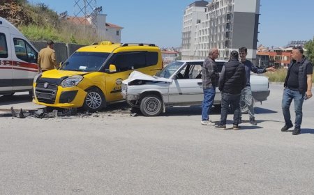 Manavgat'ta Ticari Taksi ile Otomobil Çarpıştı: 2 Yaralı