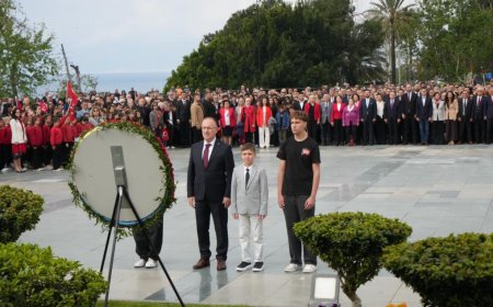 Antalya’da 23 Nisan Gururu: Cumhuriyet Meydanı Al-Yıldızla Donandı