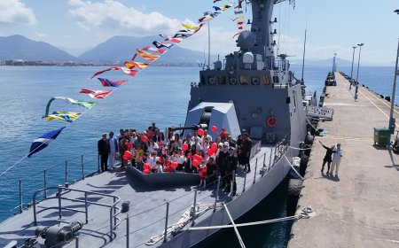 Alanya'da 23 Nisan Coşkusu: TCG BORA Hücumbotu Ziyarete Açıldı.