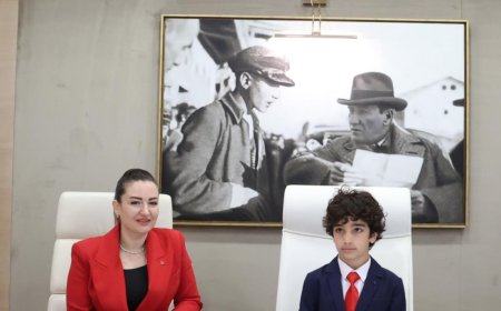 Başkan Vekili Özdemir Makamını Devretti: Büyükşehir Koltuğu 10 Yaşındaki Can Toprak'ın.