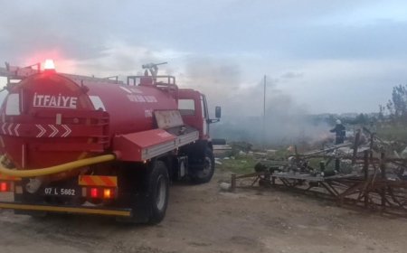 Manavgat'ta Şantiye Yangını: İş Makinesi ve İtfaiye El Ele Verdi