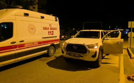 Muratpaşa’da Kavşak Kazası: Otomobille Çarpışan Motosikletteki 2 Kişi Yaralandı