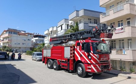 Manavgat'ta Bina Bacasında Çıkan Yangın Paniğe Yol Açtı