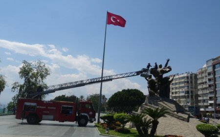 Antalya’da Atatürk Anıtı’na Çıkan Şahıs Ekipleri Alarma Geçirdi