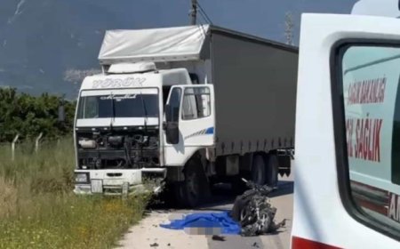 Finike’de Kamyonla Çarpışan Motosikletli Genç Hayatını Kaybetti