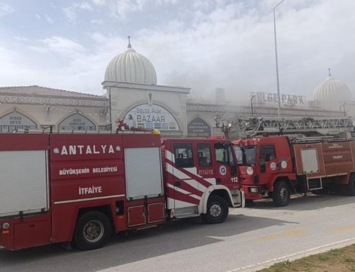 Manavgat'ta Butik Yangını: Esnaf Ürünleri Kurtarmak İçin Zamanla Yarıştı!