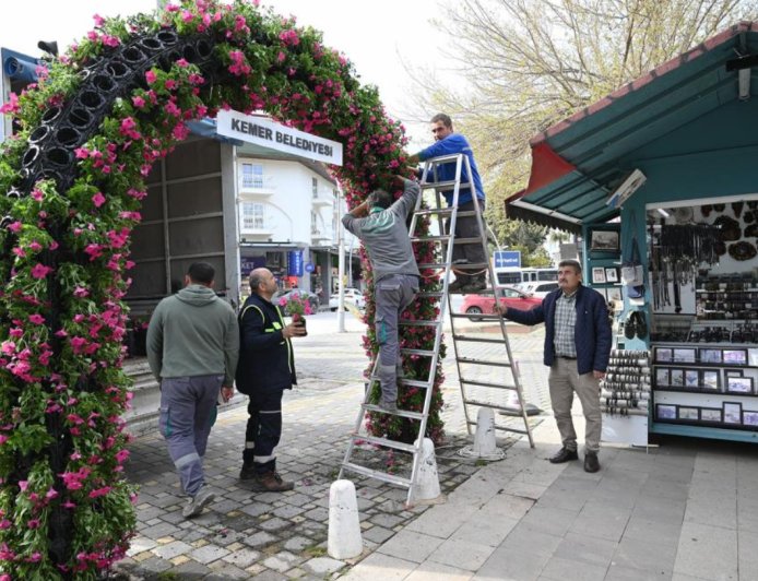 Kemer Sezona "Petunya" Makyajıyla Giriyor: İlçede Çiçek Seferberliği!
