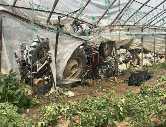 Alanya'da Traktör Seraya Devrildi: Genç Sürücü Kurtarılamadı