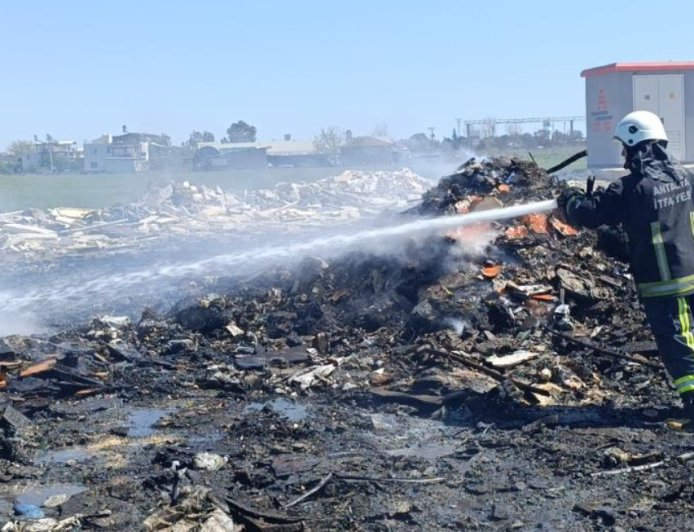 Manavgat Sanayi Mahallesi'nde Korkutan Çöp Yangını