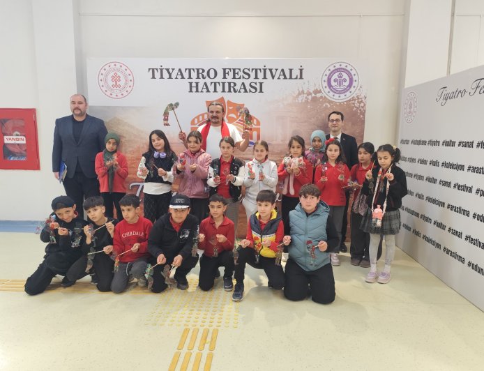 Burdur Tiyatro Festivali’nde Geleneksel Miras Gelecekle Buluştu.Çocuklar Kendi Karagöz ve Hacivatlarını Sahneye Taşıdı.