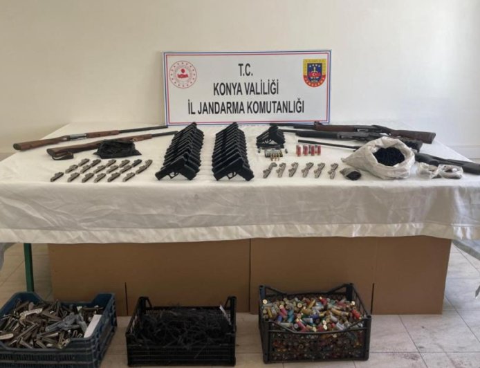 Jandarmadan Dev Silah Operasyonu: Manavgat ve Beyşehir’de Çok Sayıda Silah Ele Geçirildi