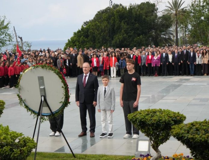 Antalya’da 23 Nisan Gururu: Cumhuriyet Meydanı Al-Yıldızla Donandı