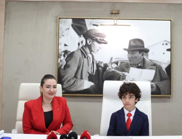 Başkan Vekili Özdemir Makamını Devretti: Büyükşehir Koltuğu 10 Yaşındaki Can Toprak'ın.