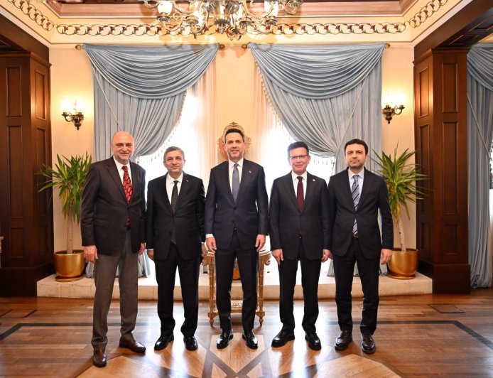 Antalya İçin Yeni Enerji Yatırımları Yolda: Bakan Bayraktar Planları Paylaştı.