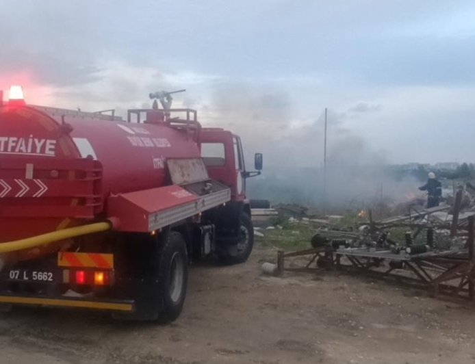 Manavgat'ta Şantiye Yangını: İş Makinesi ve İtfaiye El Ele Verdi