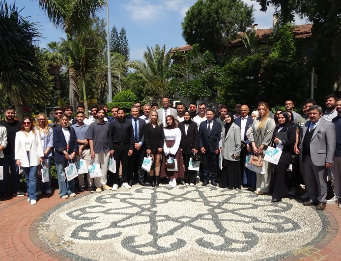 ALKÜ yönetimi üniversitede faaliyet gösteren öğrenci topluluklarıyla kahvaltıda buluştu.