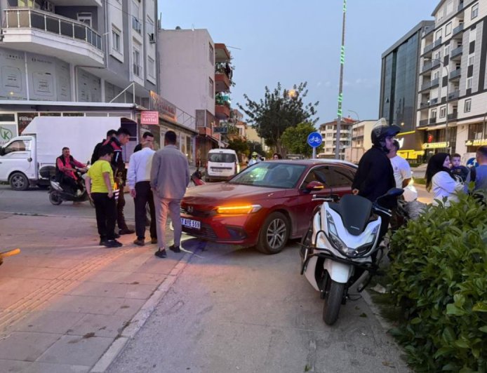 Serik'te Otomobil ile Elektrikli Bisiklet Çarpıştı: 2 Çocuk Yaralı