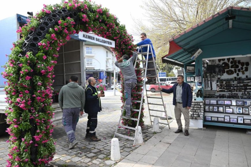 Kemer Sezona "Petunya" Makyajıyla Giriyor: İlçede Çiçek Seferberliği!