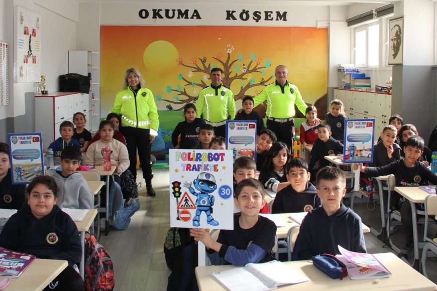 ANTALYA'DA TRAFİK EĞİTİMİNE 'POLİROBOT' DOKUNUŞU: ÖĞRENCİLER HEM ÖĞRENECEK HEM KAZANACAK!
