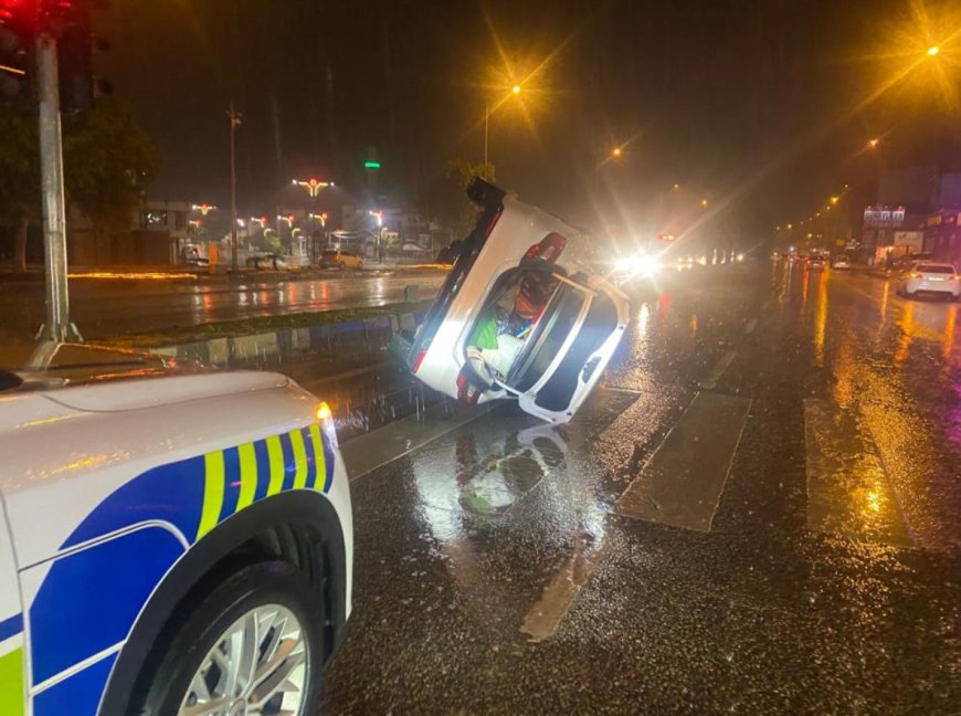 Serik’te Korkutan Kaza: Otomobil Refüje Çarptı, Yan Yattı!