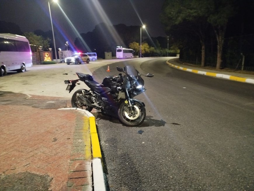 Antalya’nın Serik ilçesinde midibüs ile motosikletin çarpıştığı trafik kazasında 1 kişi yaralandı.