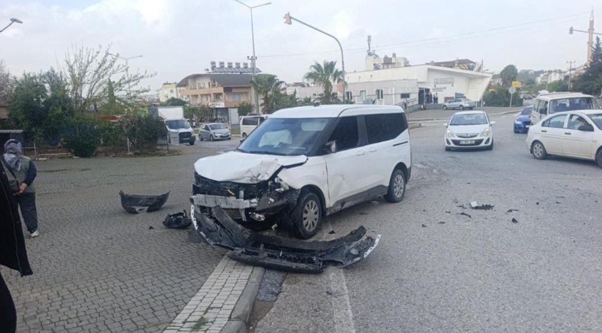 Manavgat’ta Otomobil ile Hafif Ticari Araç Çarpıştı: 1 Yaralı