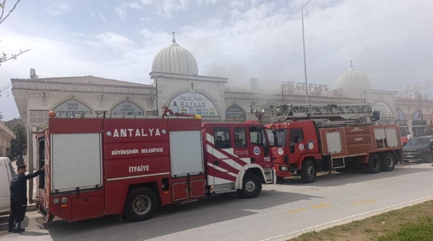 Manavgat'ta Butik Yangını: Esnaf Ürünleri Kurtarmak İçin Zamanla Yarıştı!