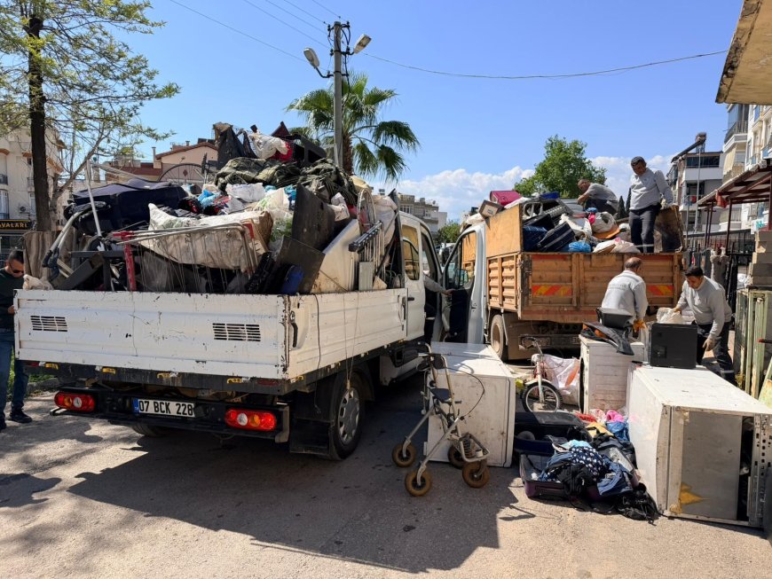 Kepez’de Çöp Ev Mesaisi: Bir Evden 20 Kamyon Atık Tahliye Edildi