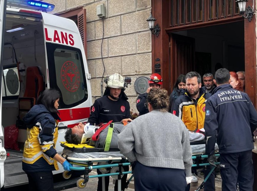 Antalya Kaleiçi’nde korkutan kaza: Ekipler depoya inip çıkardı!