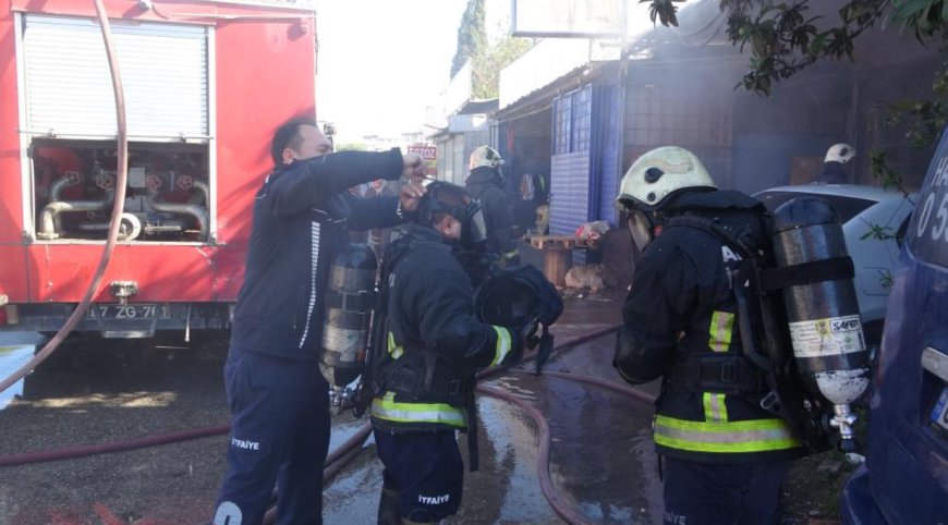 Antalya Kepez'de Motosiklet Tamirhanesinde Korkutan Yangın