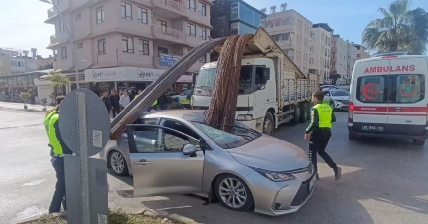 Manavgat'ta Mucize Kurtuluş: İnşaat Demirleri Ön Camdan İçeri Girdi!