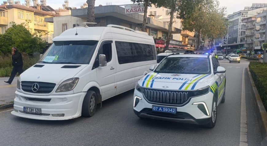 Manavgat’ta Motosiklet ile Minibüs Çarpıştı: 1 Yaralı
