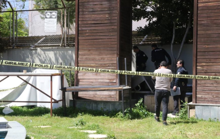 Antalya’da Parkta Ağır Koku Alarmı: Reklam Panosunun İçinden Tanınmaz Halde Ceset Çıktı
