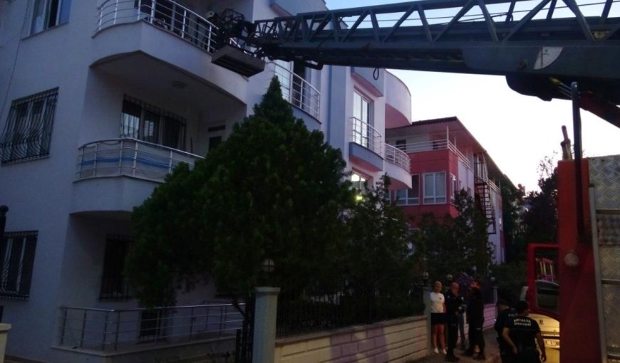 Antalya Muratpaşa'da Korkutan Yangın: Bunalıma Giren Genç Evi Yakmaya Çalıştı