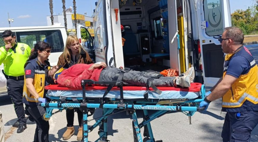 Manavgat’ta Korkutan Kaza: Minibüsler Kavşakta Birbirine Girdi