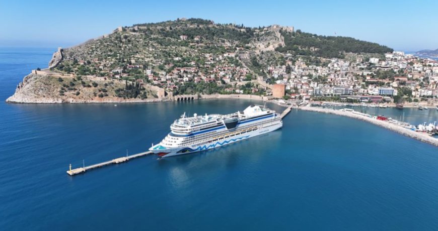 Alanya İskelesinde Dev Misafir: Aida Stella 2 Bin 129 Turist Getirdi