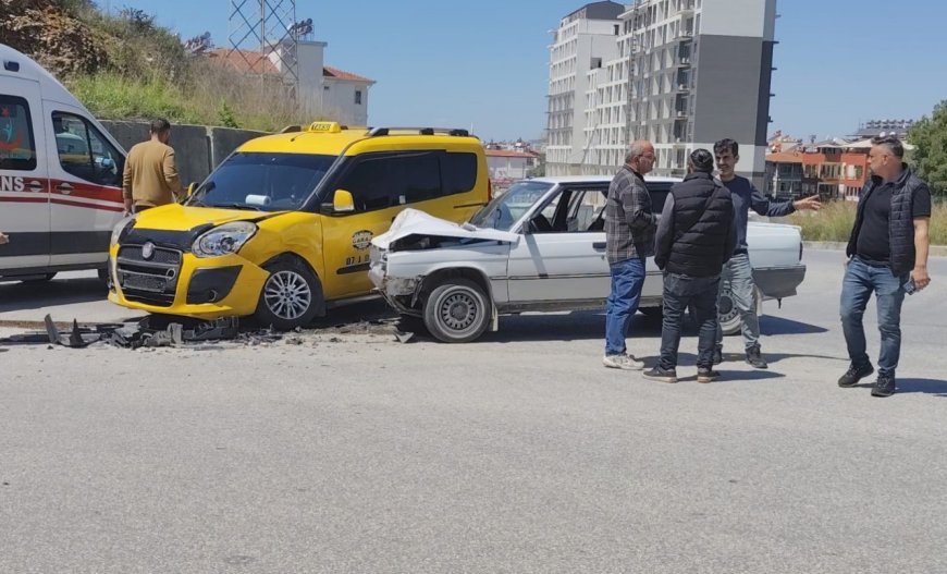 Manavgat'ta Ticari Taksi ile Otomobil Çarpıştı: 2 Yaralı