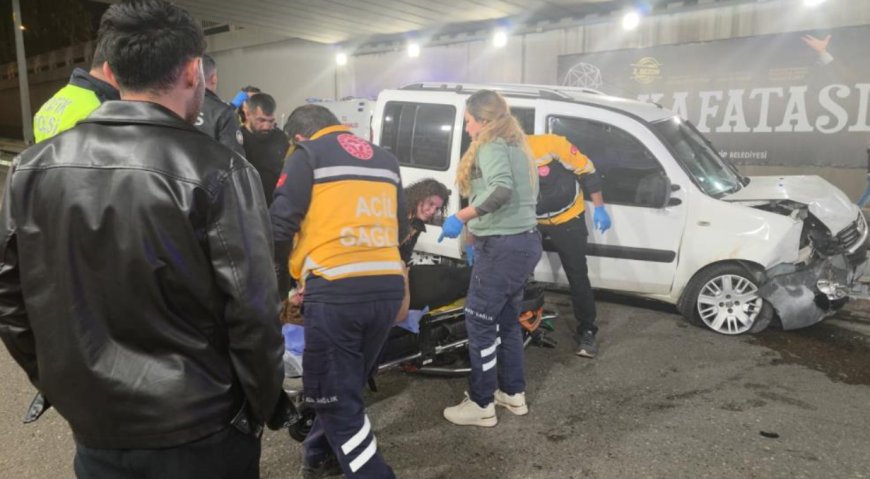 Antalya Alt Geçitte Direksiyon Hâkimiyetini Kaybeden Sürücü Duvara Çarptı: 3 Yaralı