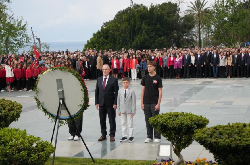 Antalya’da 23 Nisan Gururu: Cumhuriyet Meydanı Al-Yıldızla Donandı
