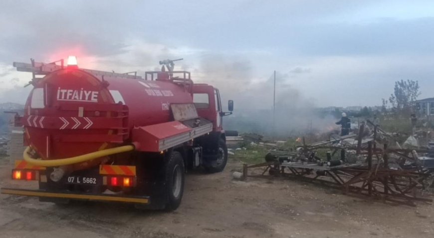 Manavgat'ta Şantiye Yangını: İş Makinesi ve İtfaiye El Ele Verdi