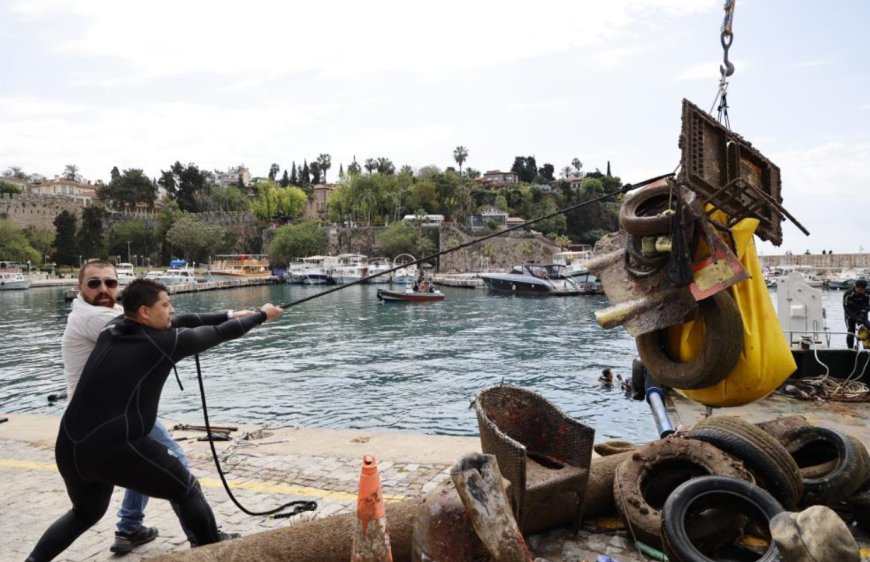"Mavi Akdeniz" İçin Daldılar, Gördüklerine İnanamadılar: Denizden 5 Ton Atık Çıkarıldı