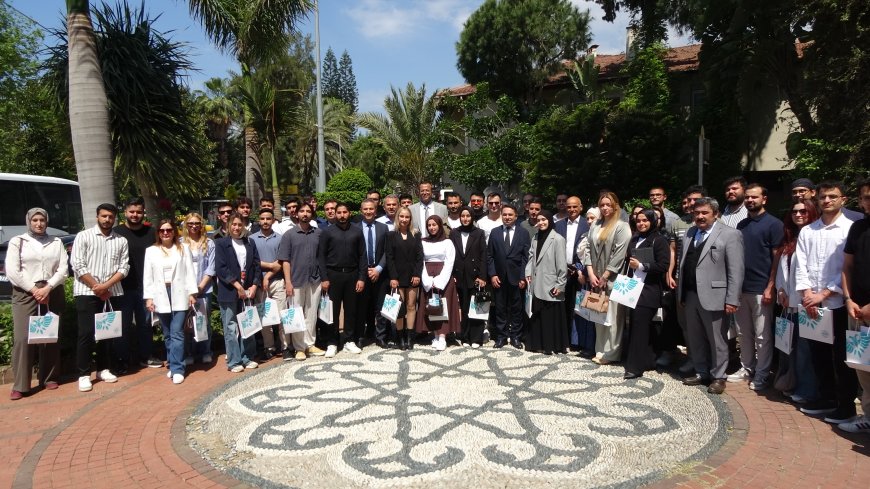 ALKÜ yönetimi üniversitede faaliyet gösteren öğrenci topluluklarıyla kahvaltıda buluştu.