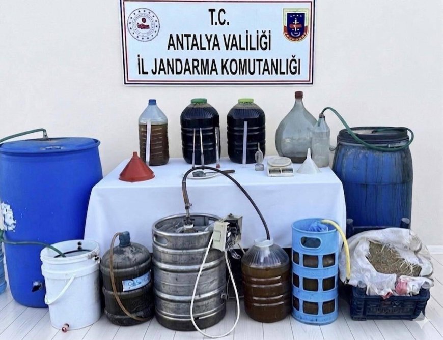 Kumluca'da Jandarmadan Zehir Fabrikasına Baskın: 800 Litre Kaçak Alkol Ele Geçirildi!