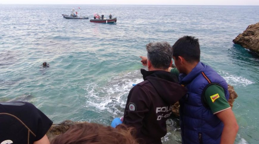 Konyaaltı'nda Kot ve Atletiyle Denize Giren Genç Boğularak Can Verdi!