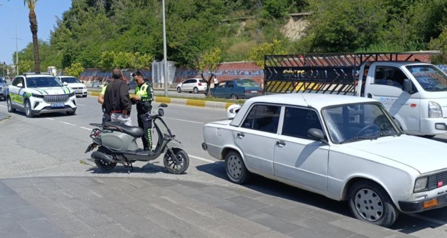 Manavgat'ta İlginç Kaza: Önce Aracın Altına Girdi, Sonra Bisikletine Binip Gitti