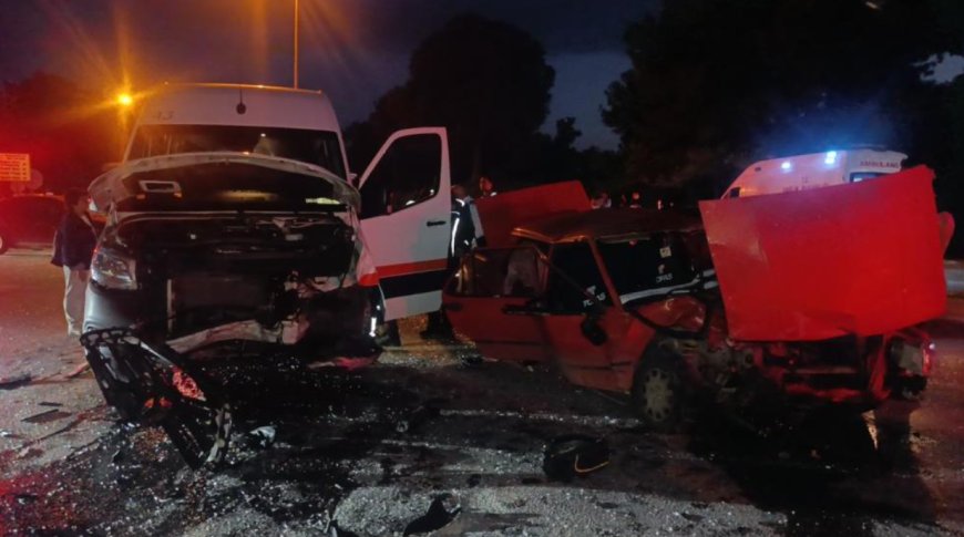 Manavgat’ta Turistleri Taşıyan Minibüs Kaza Yaptı: Çok Sayıda Ekip Sevk Edildi