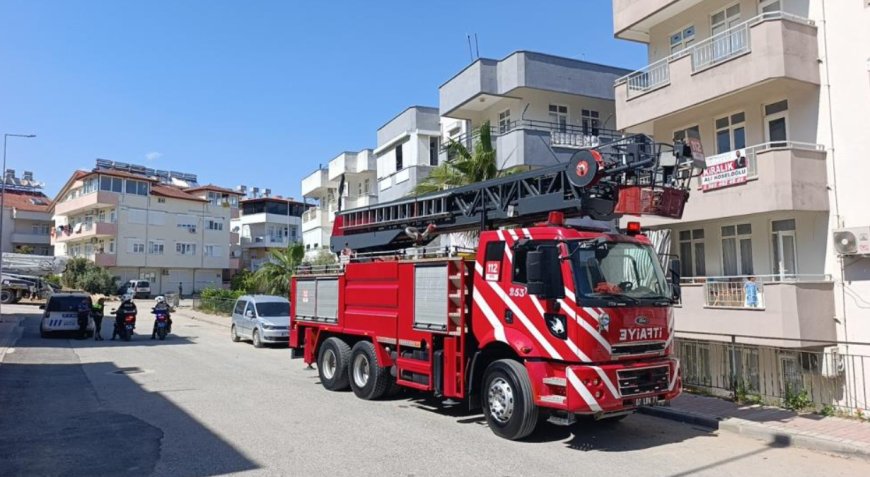 Manavgat'ta Bina Bacasında Çıkan Yangın Paniğe Yol Açtı