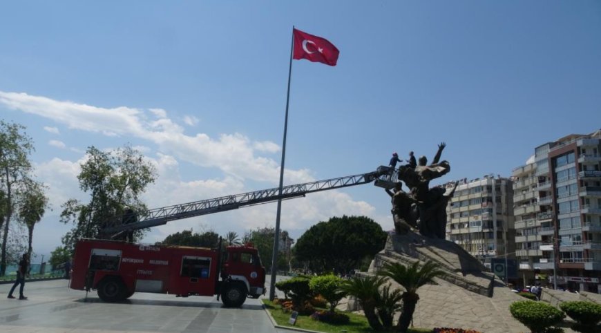 Antalya’da Atatürk Anıtı’na Çıkan Şahıs Ekipleri Alarma Geçirdi