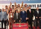 Kepez’in Pehlivanları Kürsüden İndi, Başkan Kocagöz’e Koştu